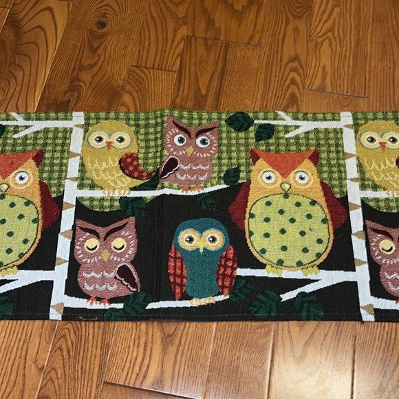 Owl tapestry table runner with 5 different owls sitting on a tree branch - Picture 11 of 13